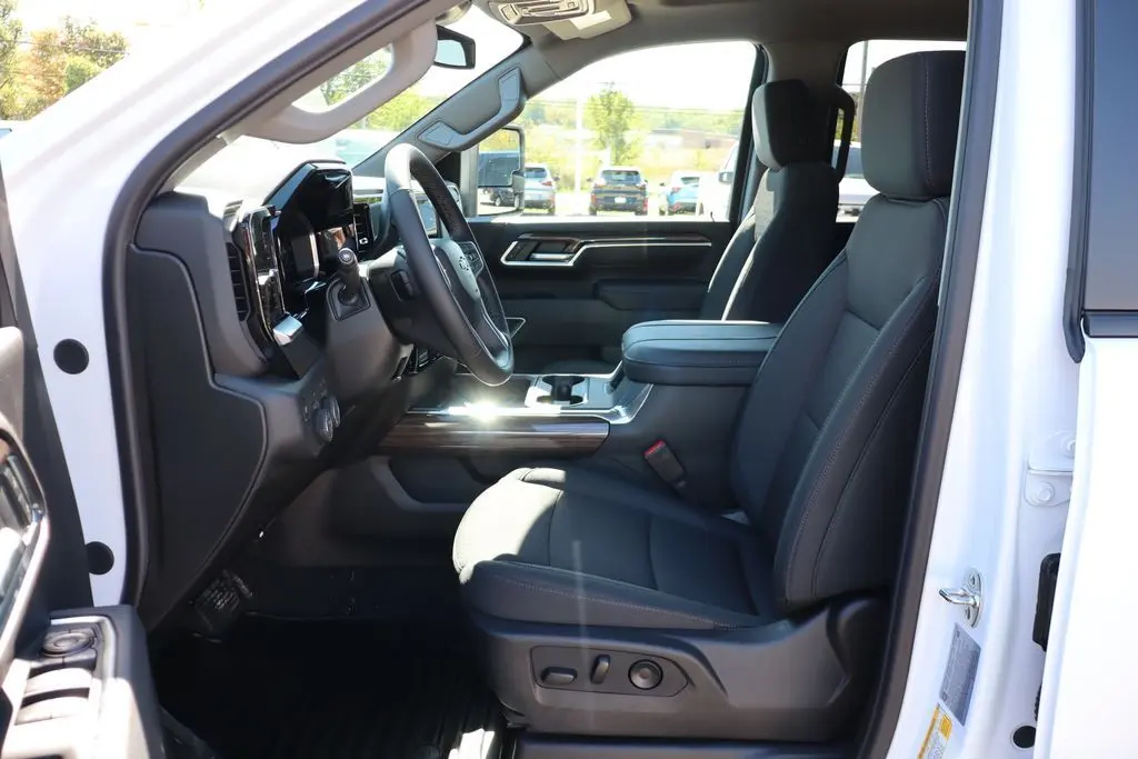 2026 Chevrolet Silverado LT photo 11