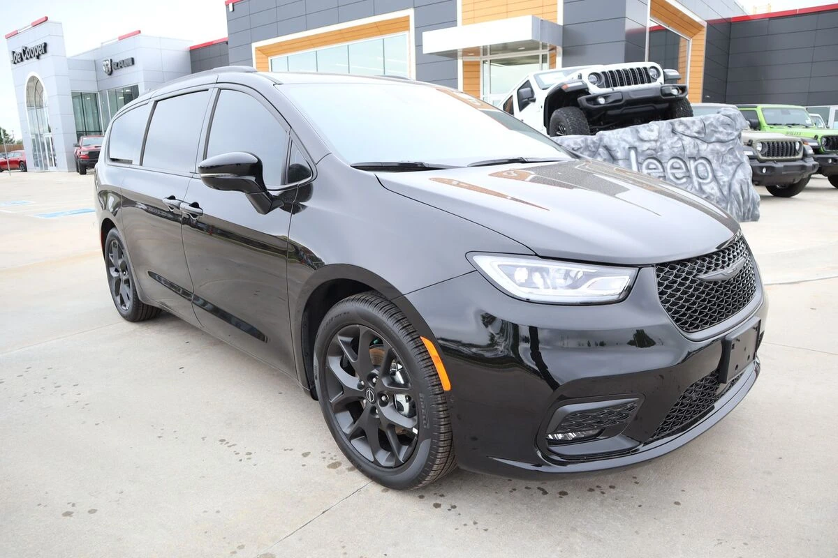 2026 Chrysler Pacifica Limited's photo