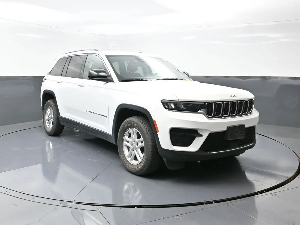 2023 Jeep Grand Cherokee Laredo photo 3
