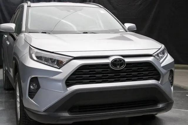 2020 Toyota RAV4 XLE photo 2