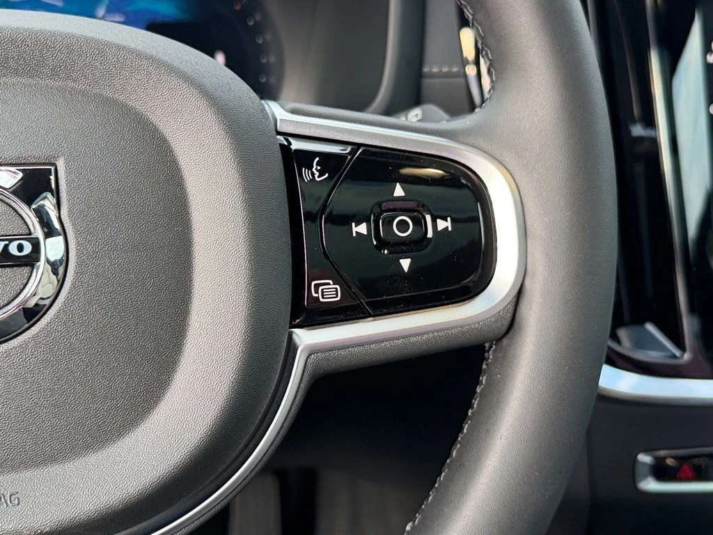 2025 Volvo - image 19