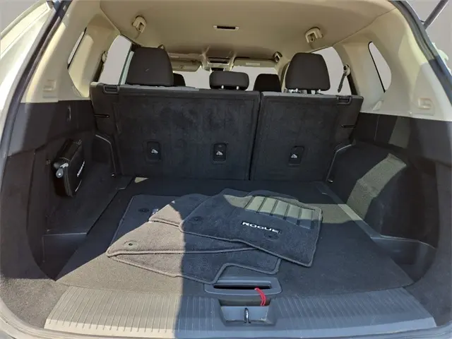 2021 Nissan Rogue SV photo 25