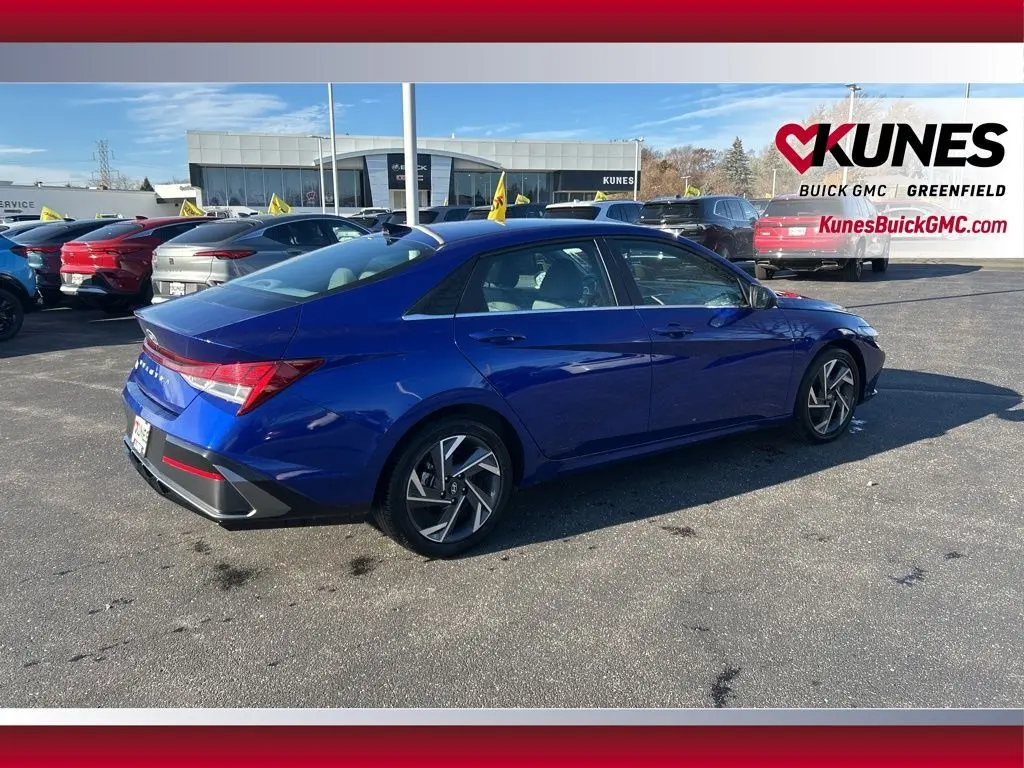 2025 Hyundai Elantra SEL Convenience photo 3