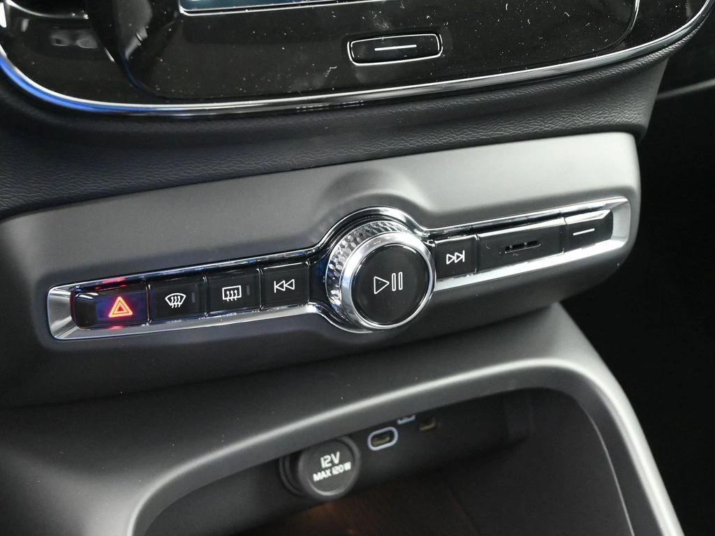 2025 Volvo - image 14