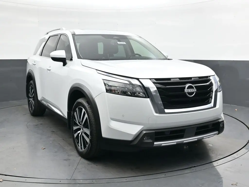 2025 Nissan Pathfinder Platinum's photo