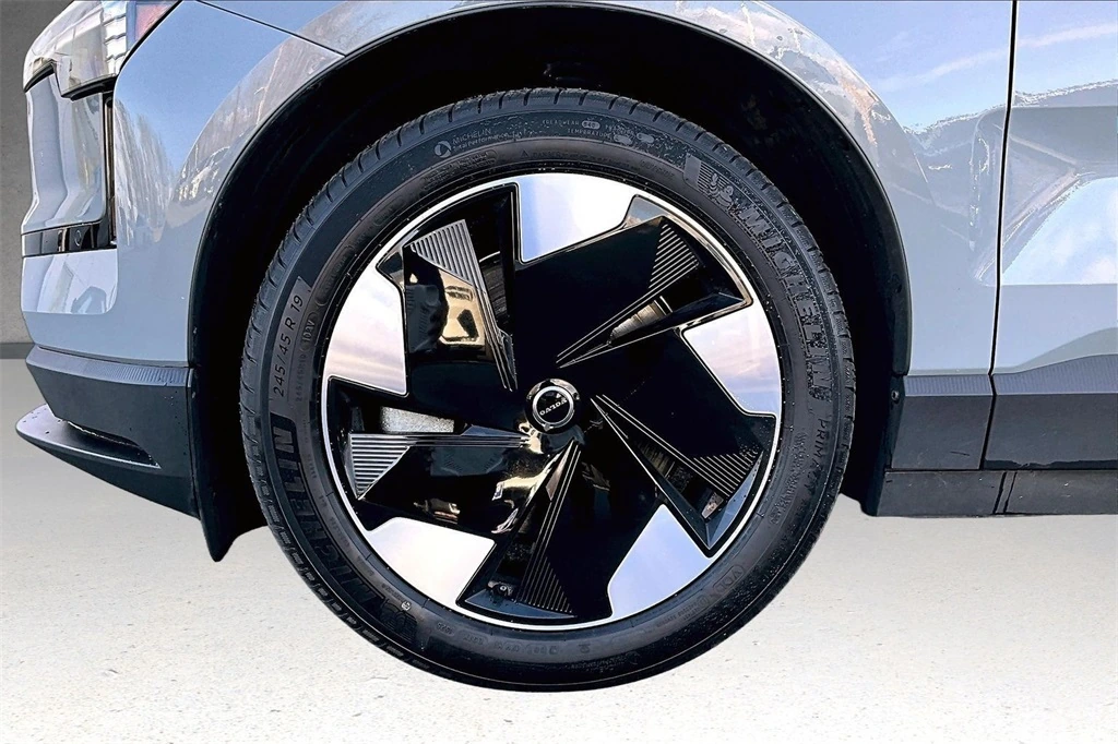 2025 Volvo - image 33