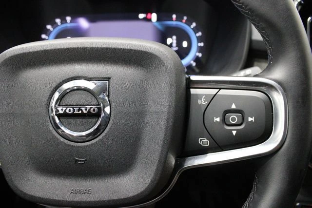 2025 Volvo - image 27