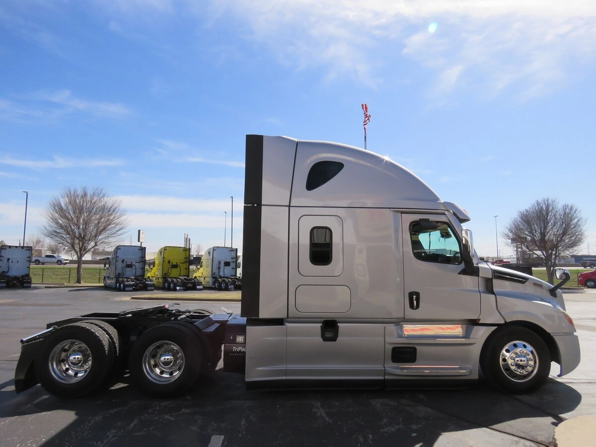 2022 Freightliner Cascadia - image 9