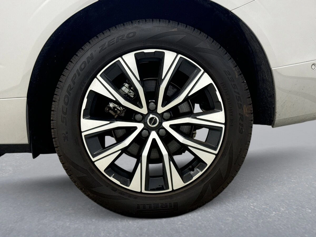 2025 Volvo - image 12