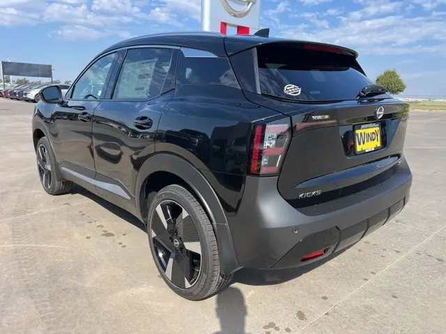 2026 Nissan Kicks SR photo 3