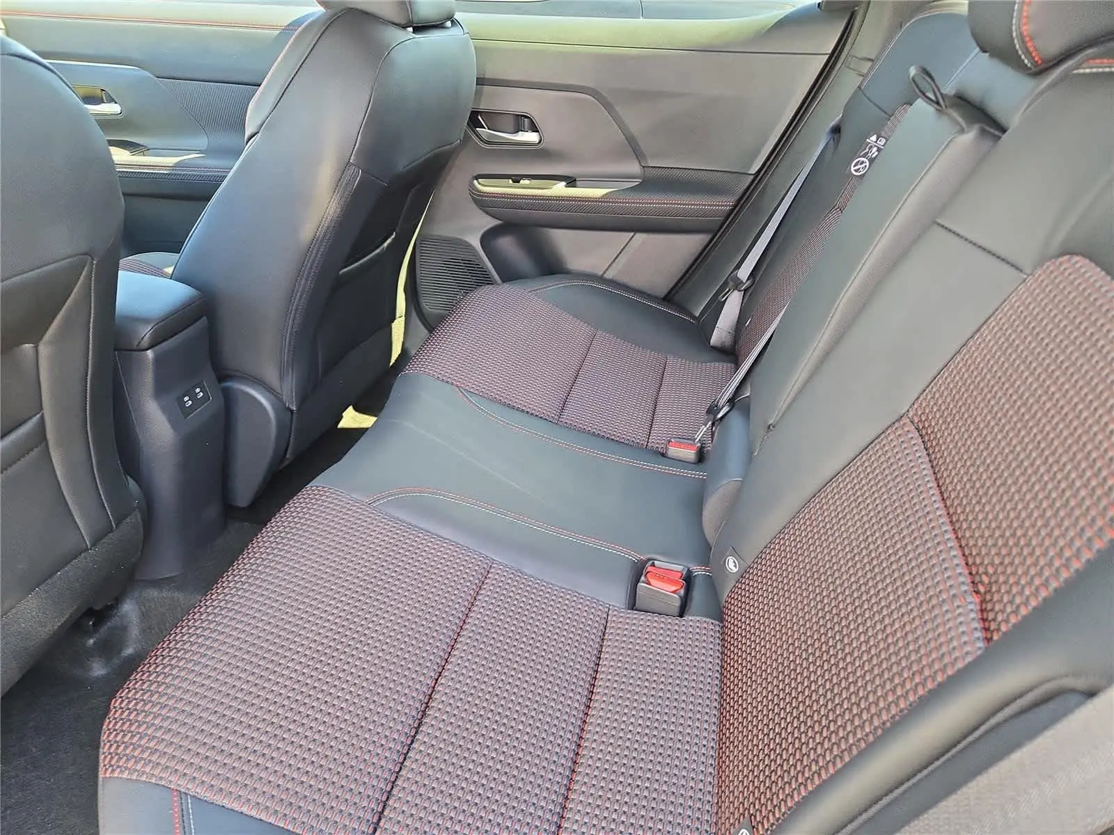 2025 Nissan Kicks SR photo 2