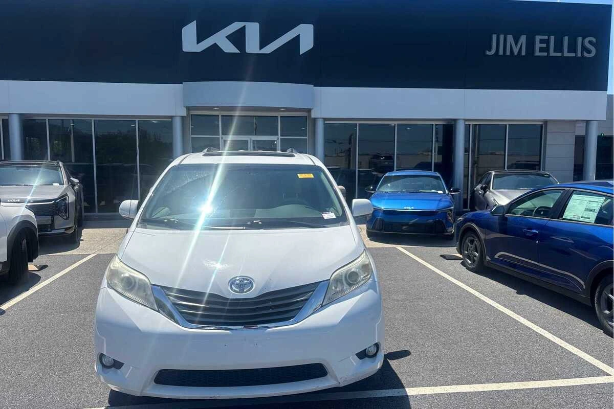 2013 Toyota Sienna XLE V6 7-Passenger Access Seat's photo