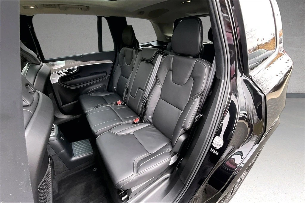 2025 Volvo - image 22