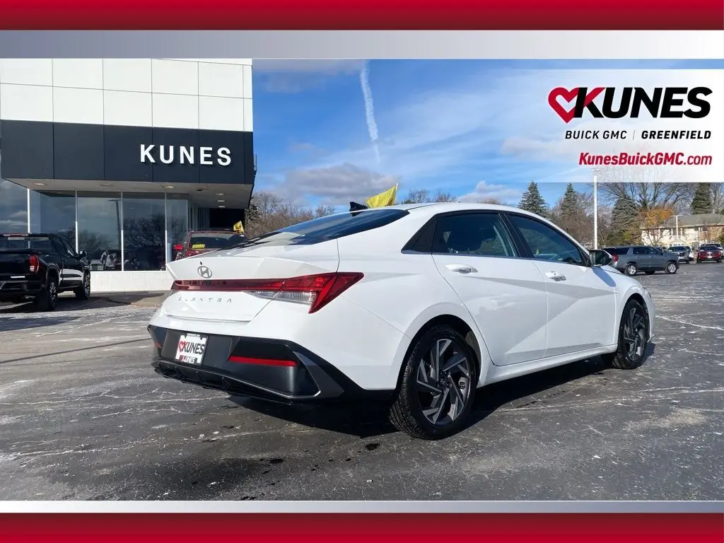 2025 Hyundai Elantra SEL Convenience photo 3