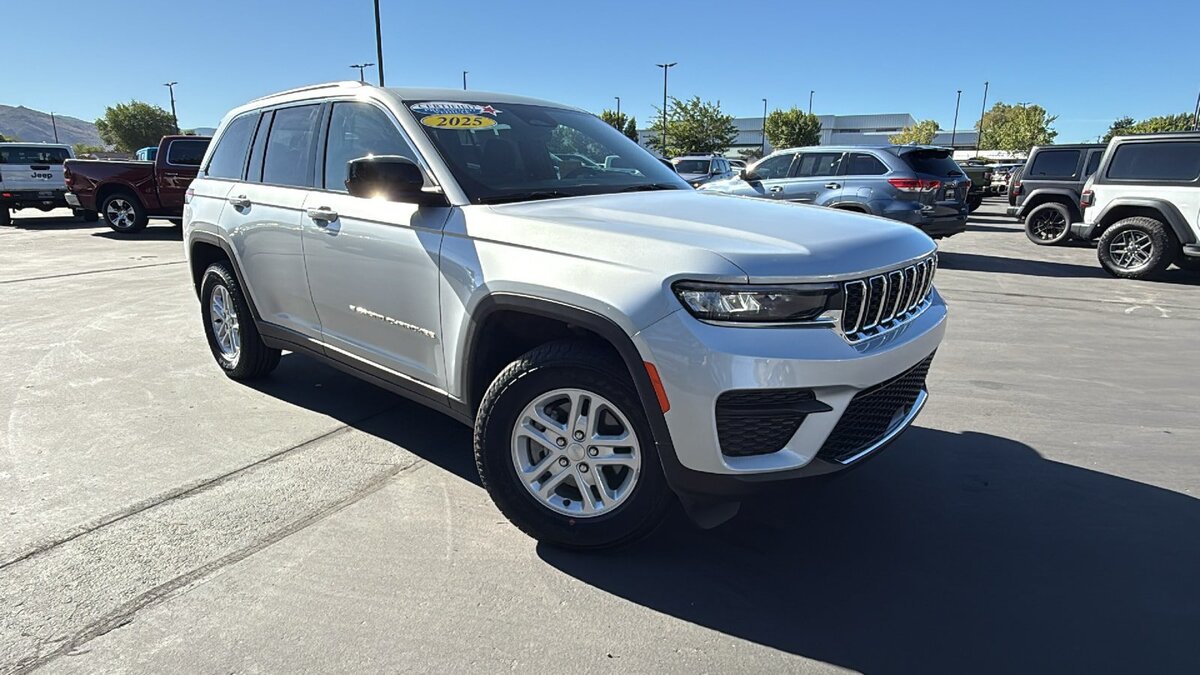 2025 Jeep Grand Cherokee Laredo 4x4