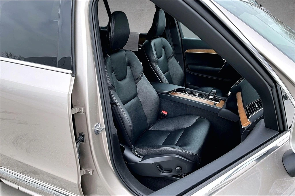 2023 Volvo - image 30