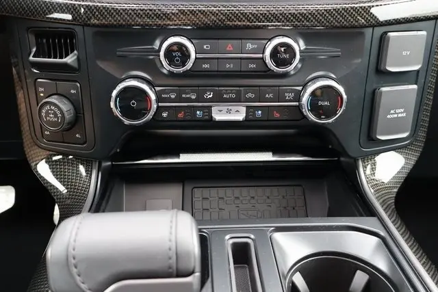 2025 Ford F-150 Lariat photo 8