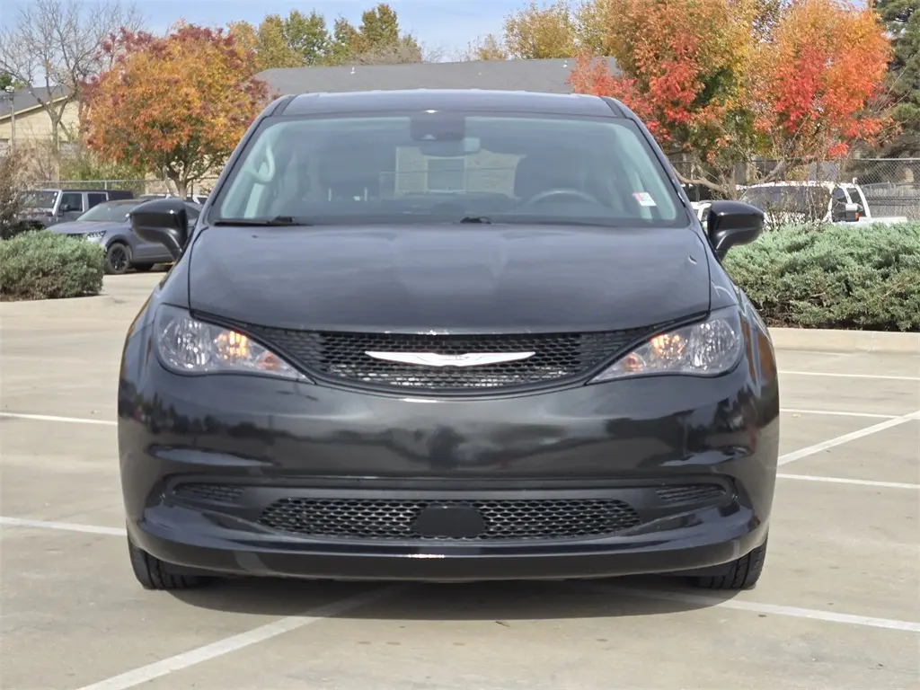 2023 Chrysler Voyager LX photo 2