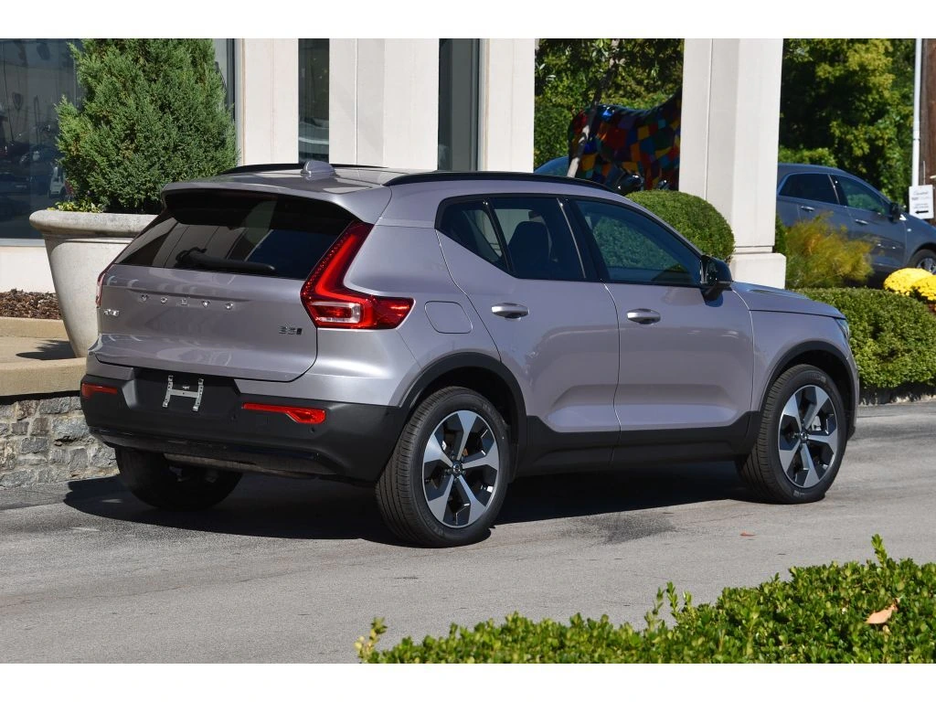 2026 Volvo - image 4