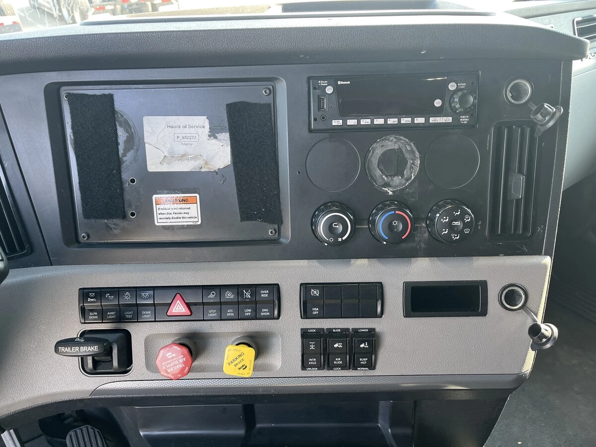 2022 Freightliner Cascadia — photo 8