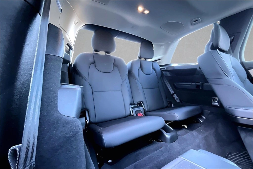 2026 Volvo - image 26