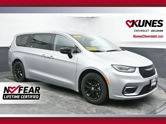 2024 Chrysler Pacifica Touring L's photo