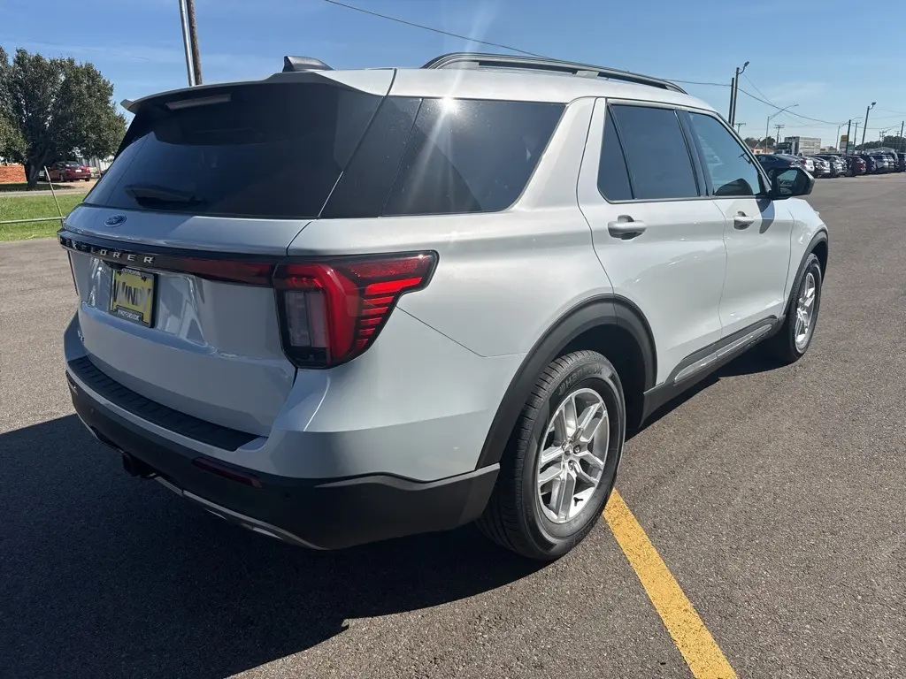 2025 Ford Explorer photo 5
