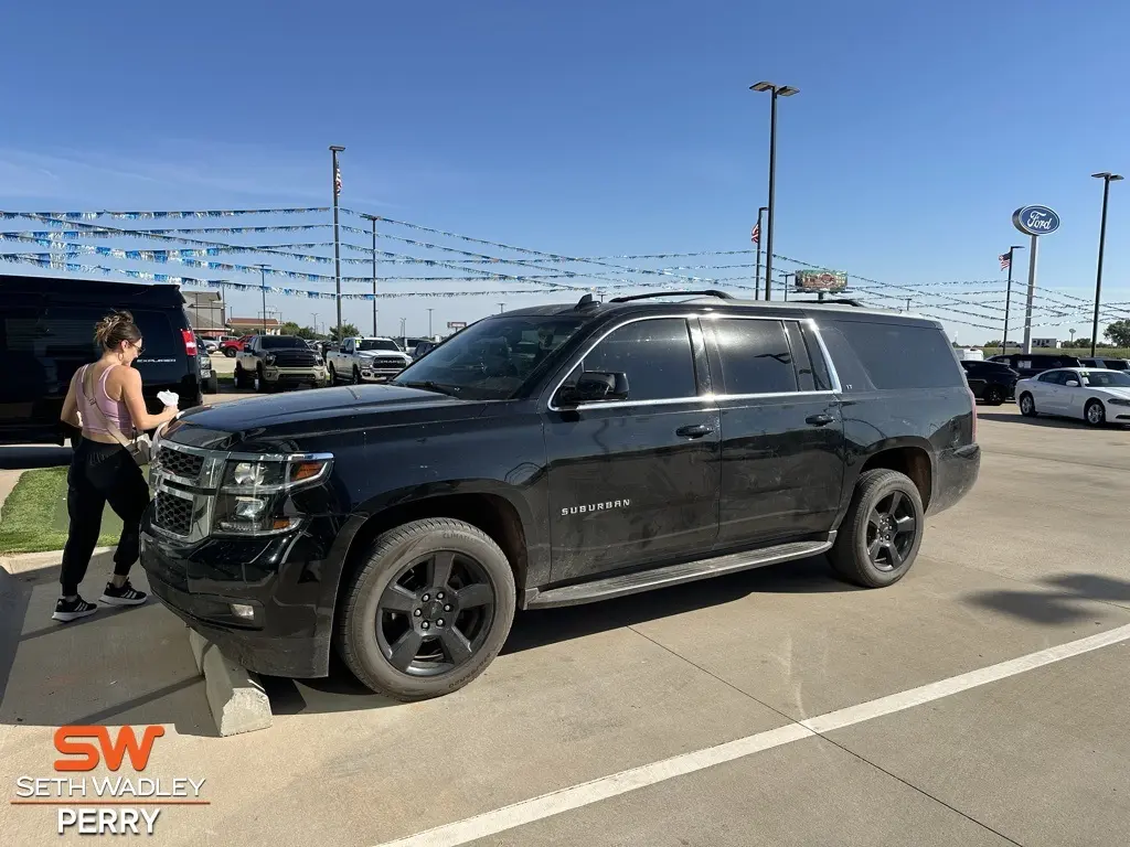 2018 Chevrolet Suburban LT photo 2
