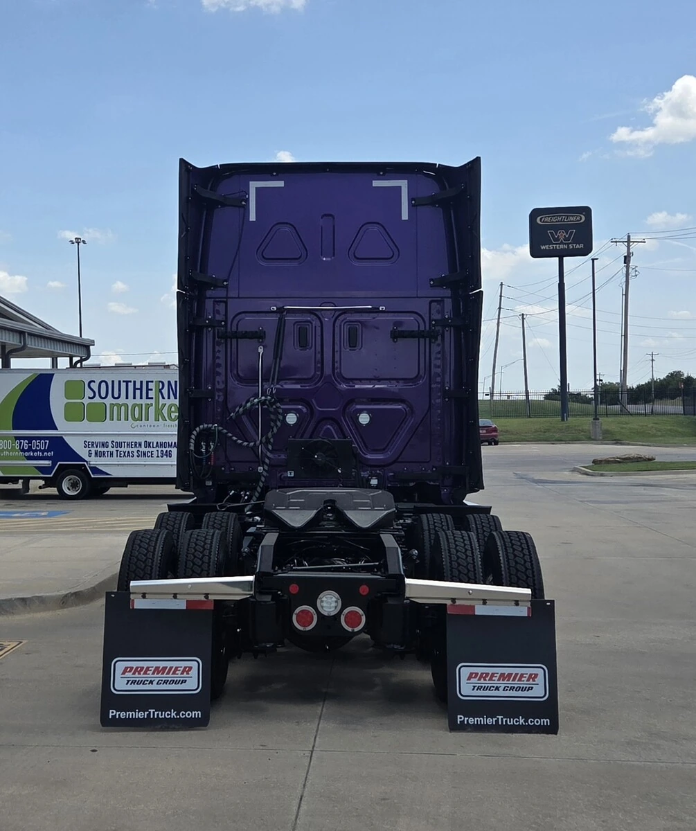 2025 Freightliner Cascadia — photo 6