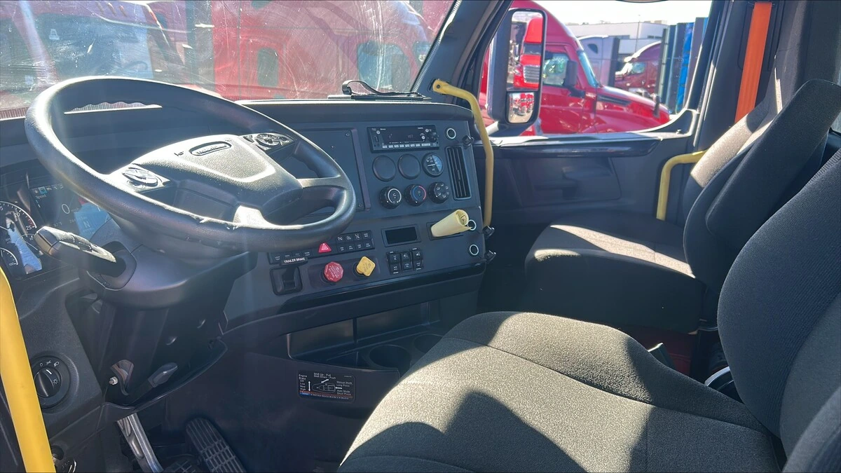 2023 Freightliner Cascadia — photo 5