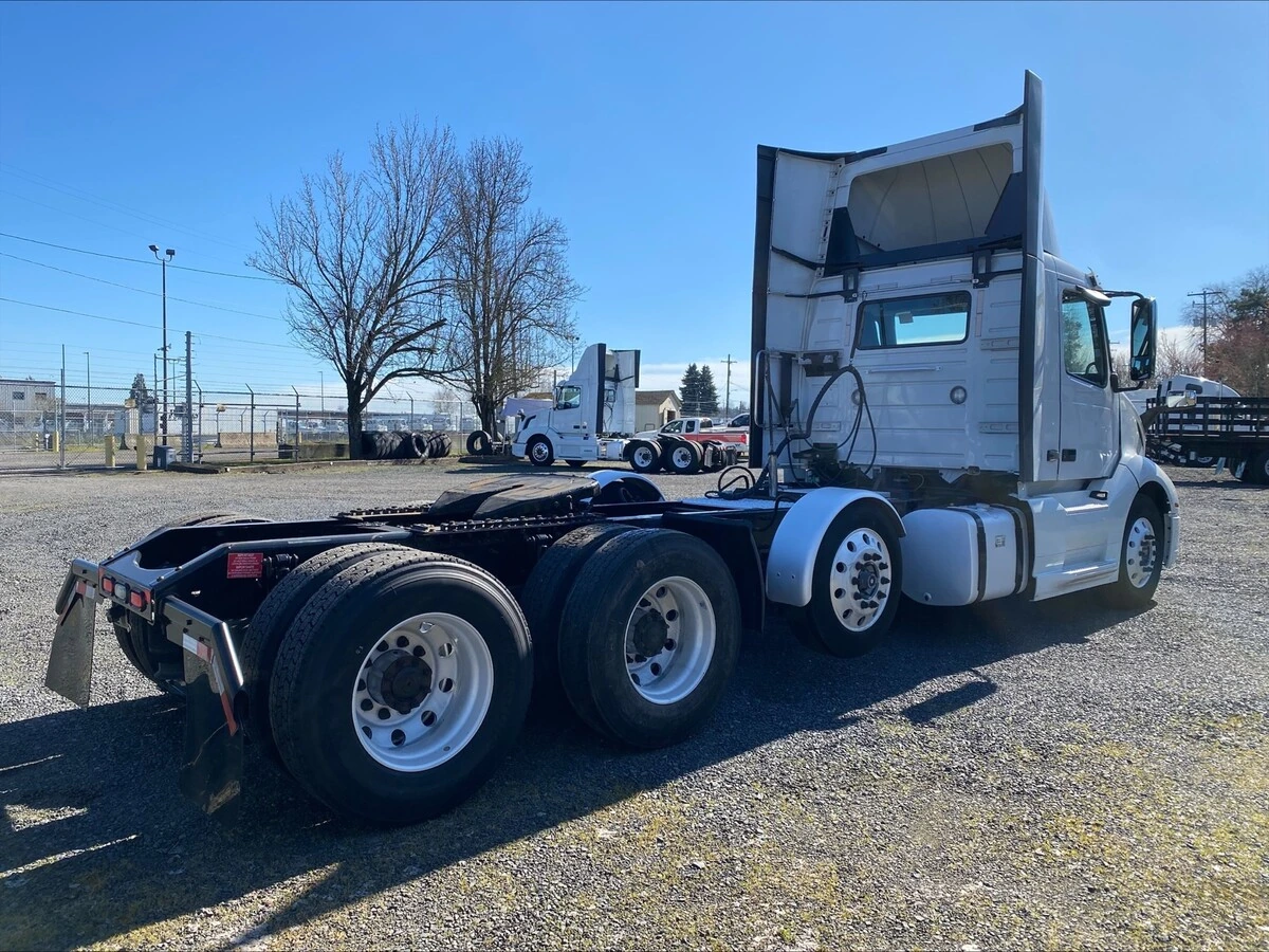 2018 Volvo VNL 860 - image 5