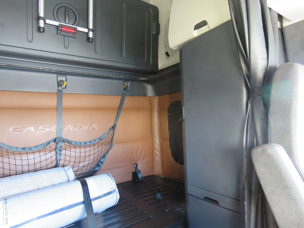 2022 Freightliner Cascadia - image 18