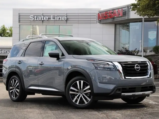 2025 Nissan Pathfinder Platinum's photo
