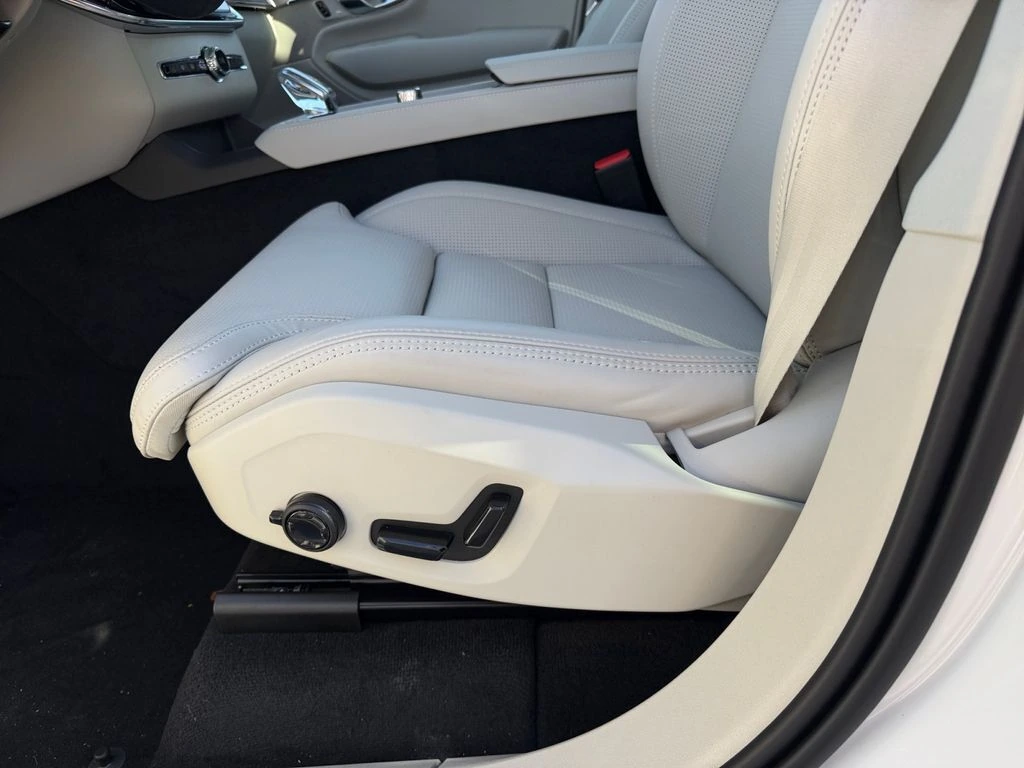 2026 Volvo - image 15