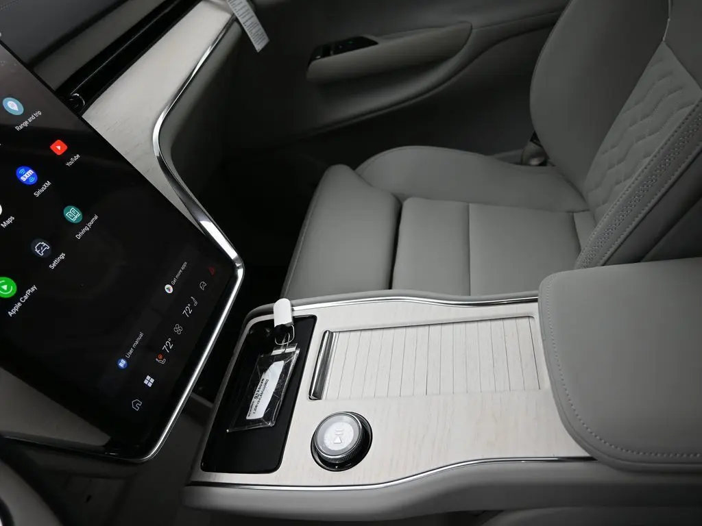 2025 Volvo - image 17