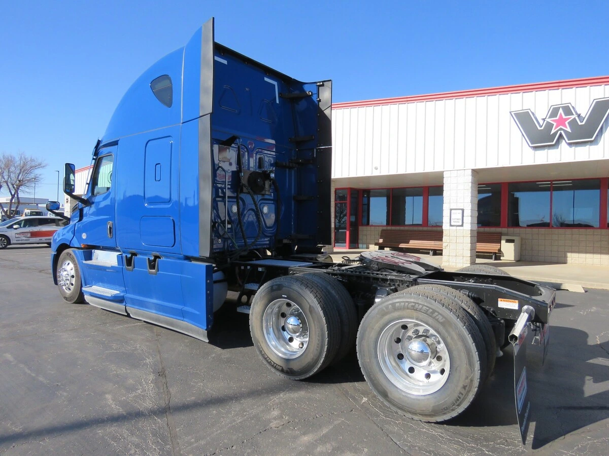 2022 Freightliner Cascadia - image 3