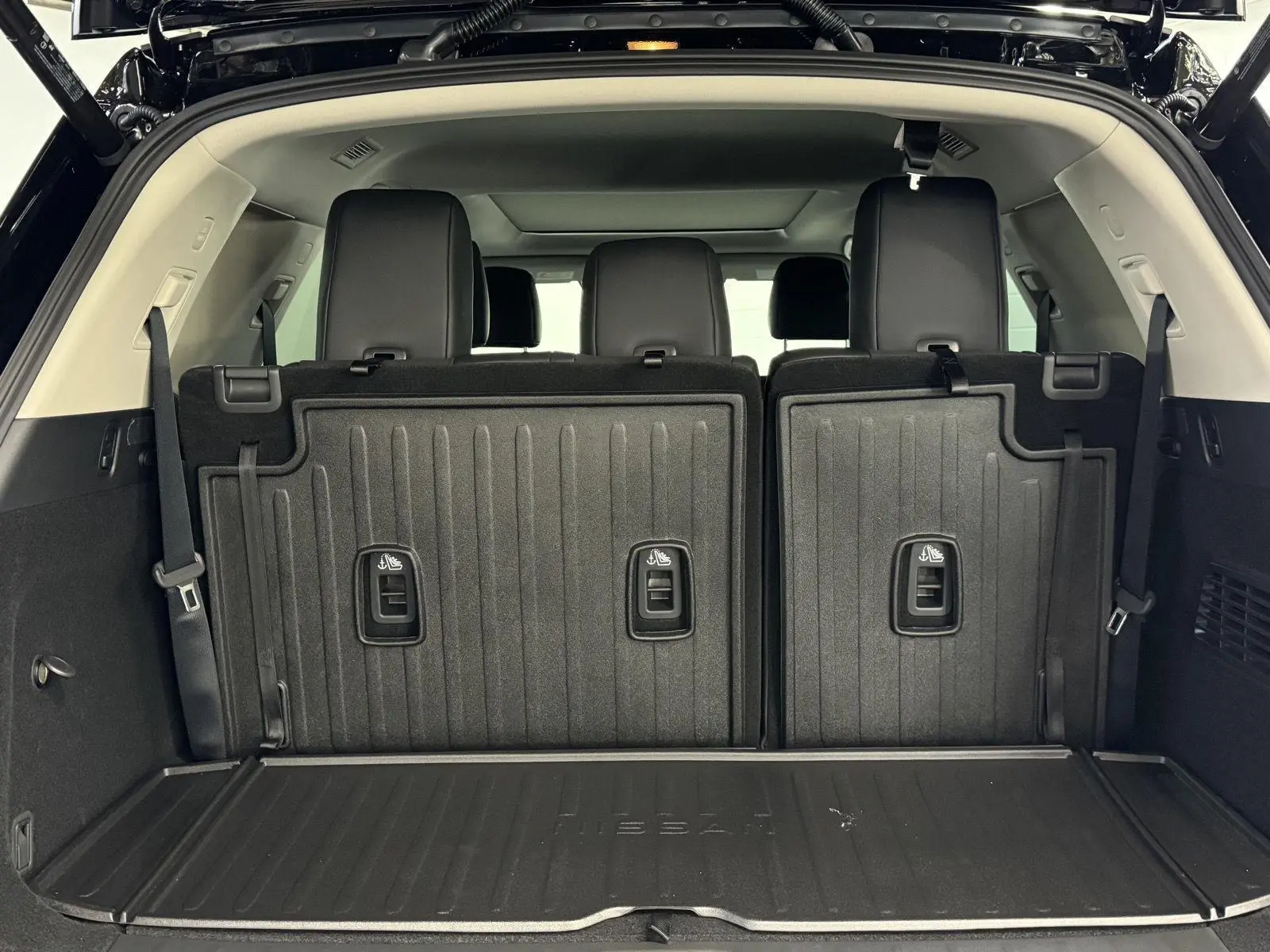 2025 Nissan Pathfinder Platinum photo 31