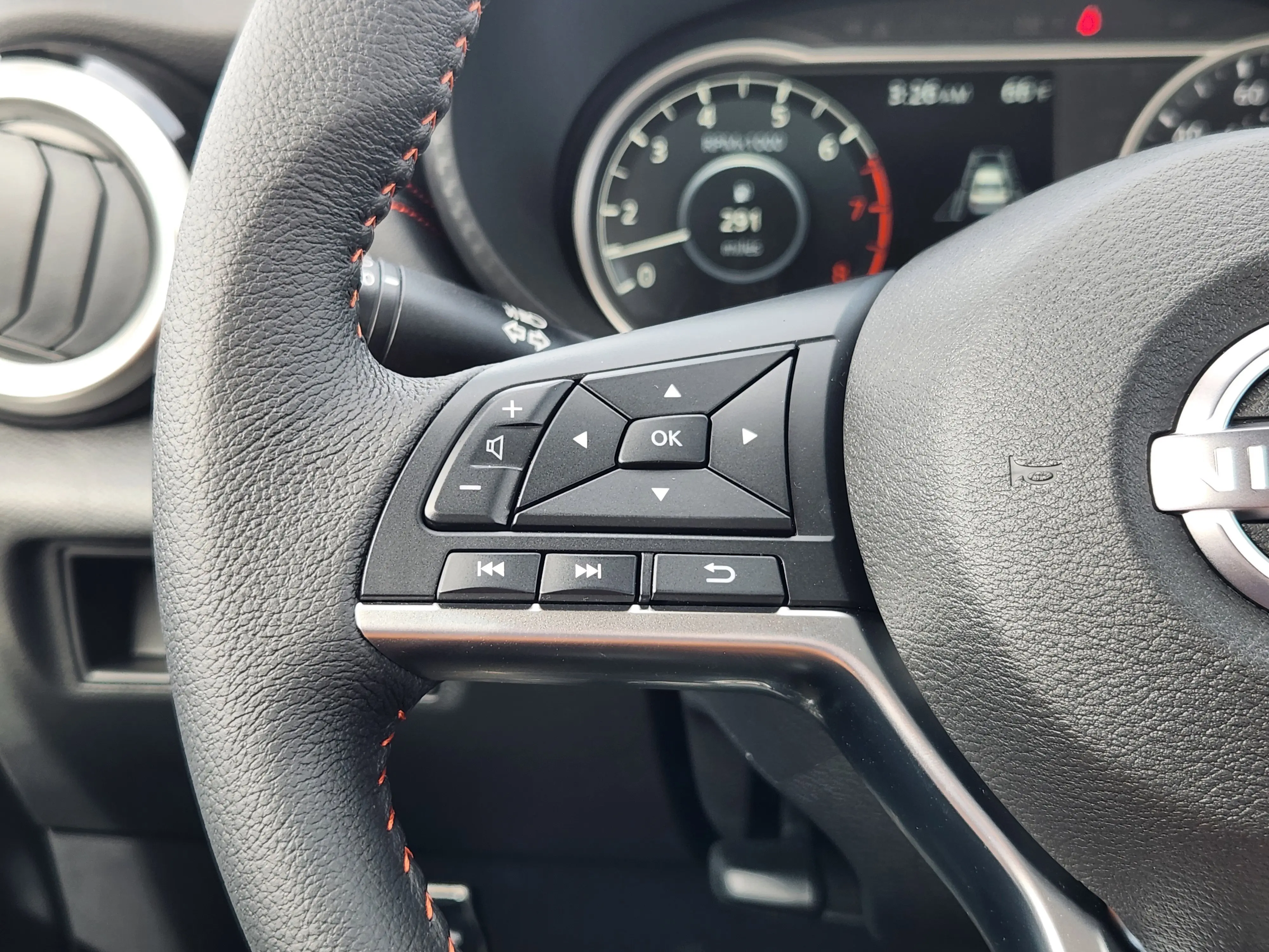 2025 Nissan Versa SR photo 12