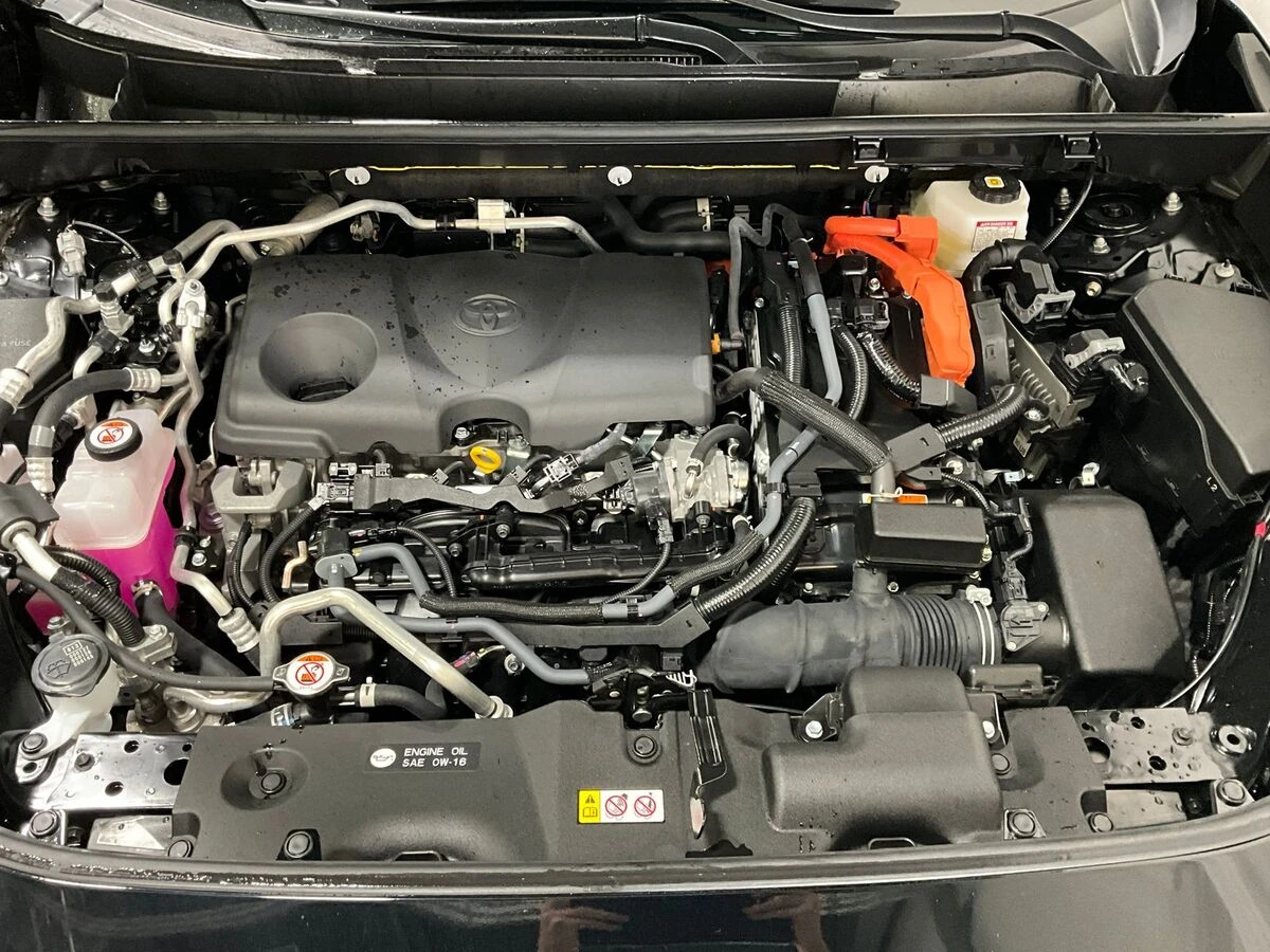 2025 Toyota RAV4 SE - Photo 13