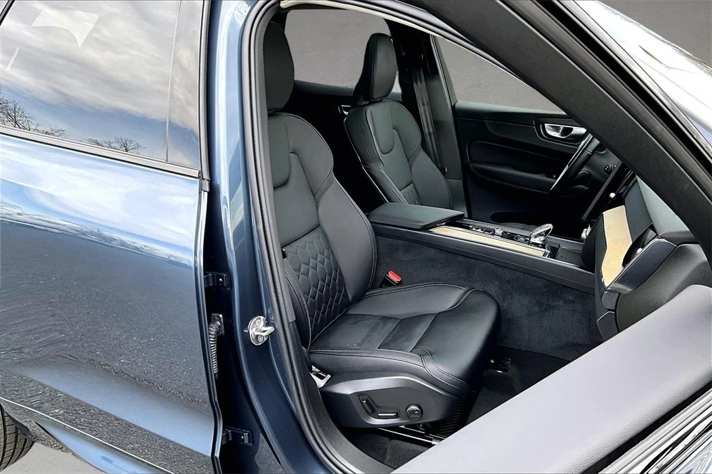 2026 Volvo - image 29