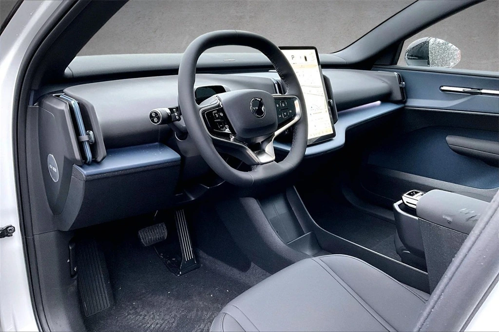 2026 Volvo - image 7