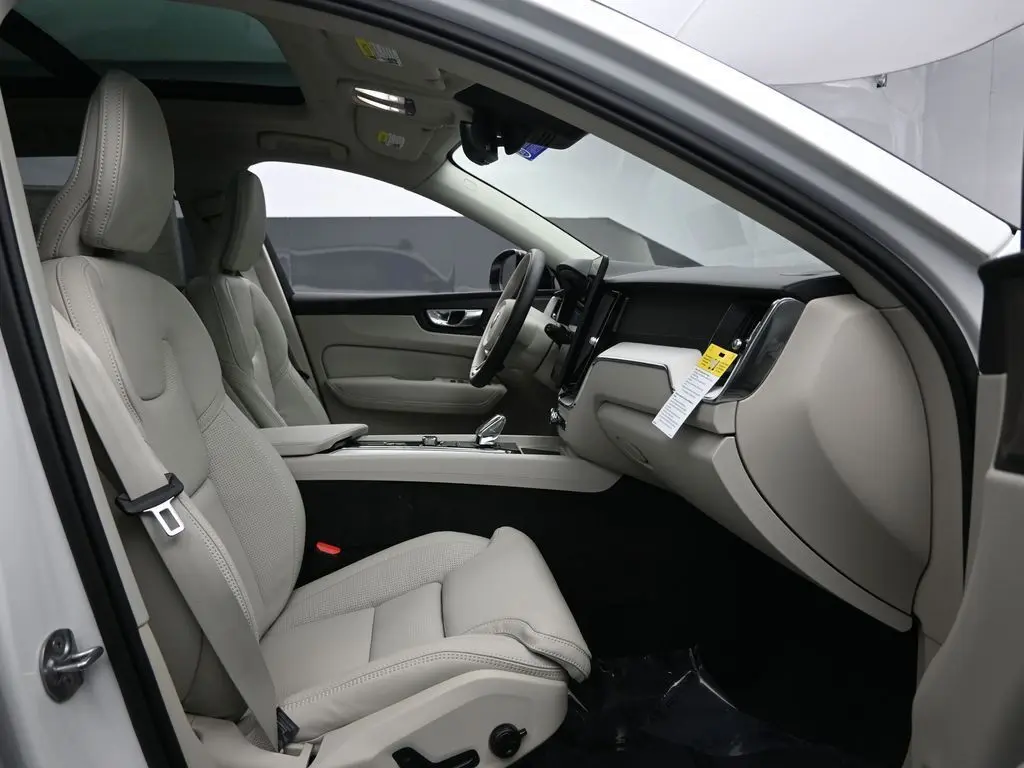 2026 Volvo - image 27