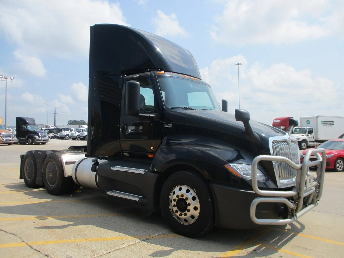 2022 International LT in Altoona, IA — photo 3