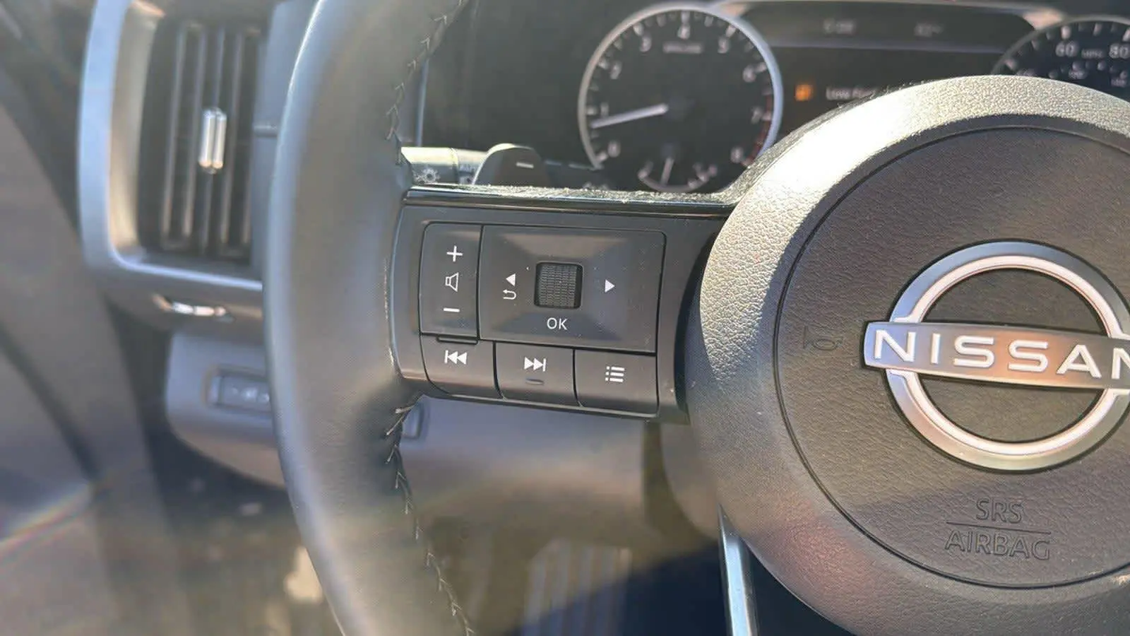 2024 Nissan Pathfinder SL photo 8