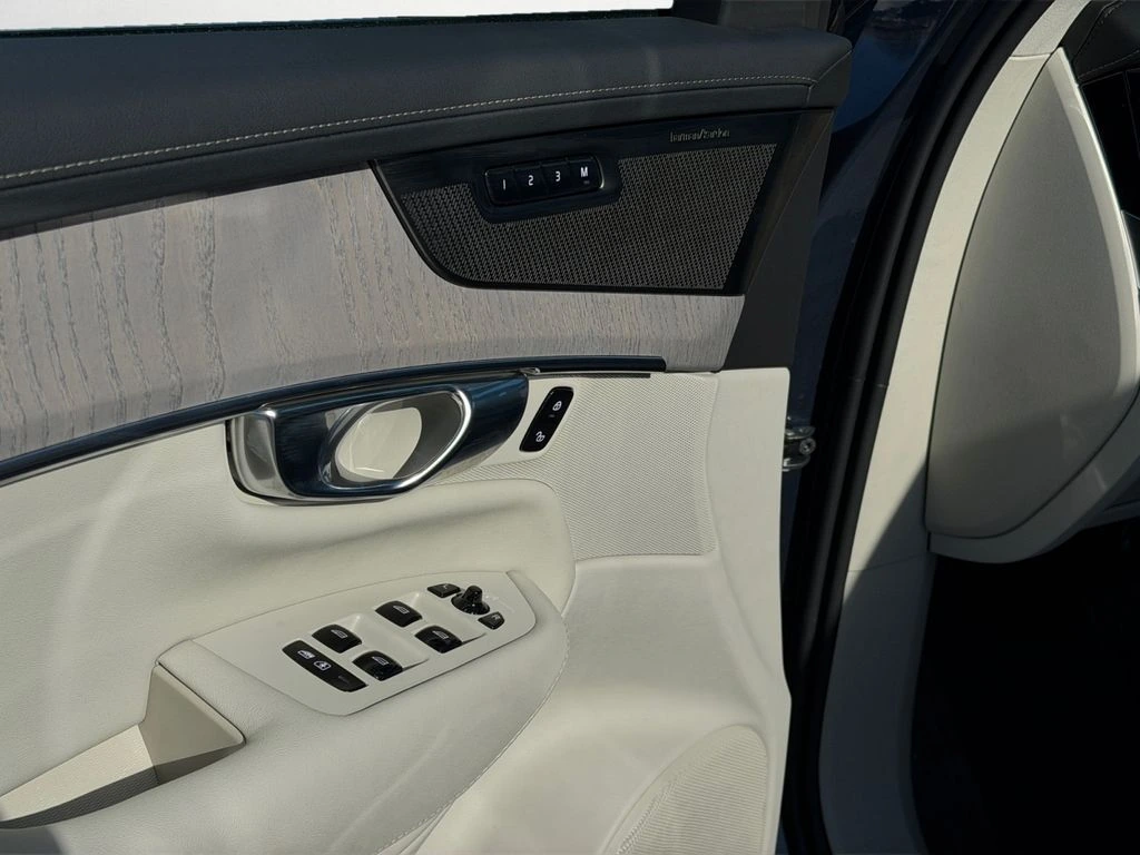 2026 Volvo - image 15