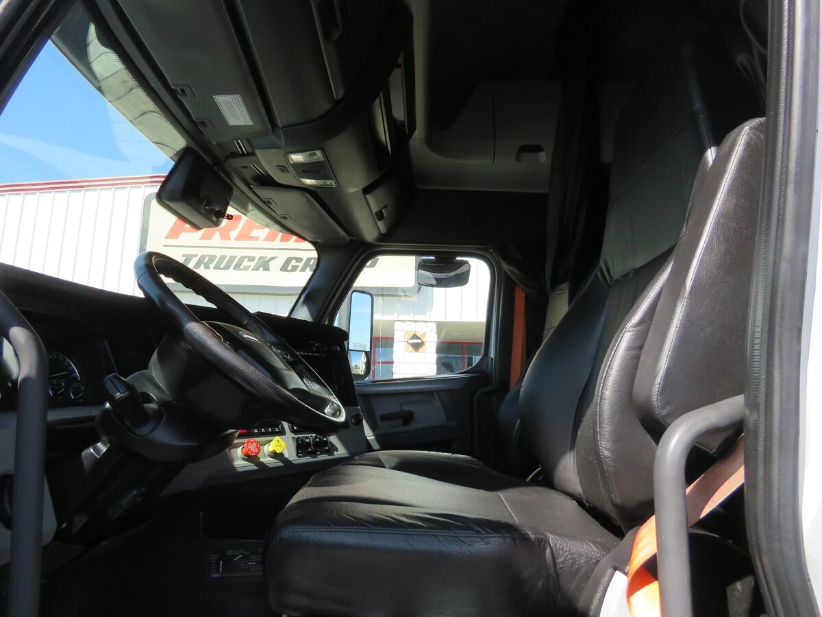 2022 Freightliner Cascadia - image 14