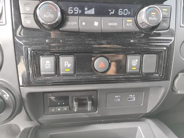 2023 Nissan Titan PRO-4X photo 12