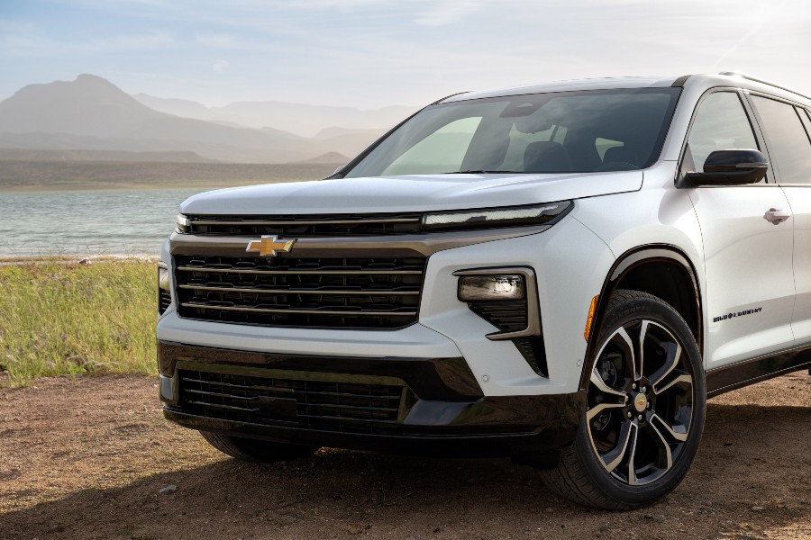 2027 Chevrolet Traverse High Country Exterior Front 3-4 Close Up in Polar White Tricoat