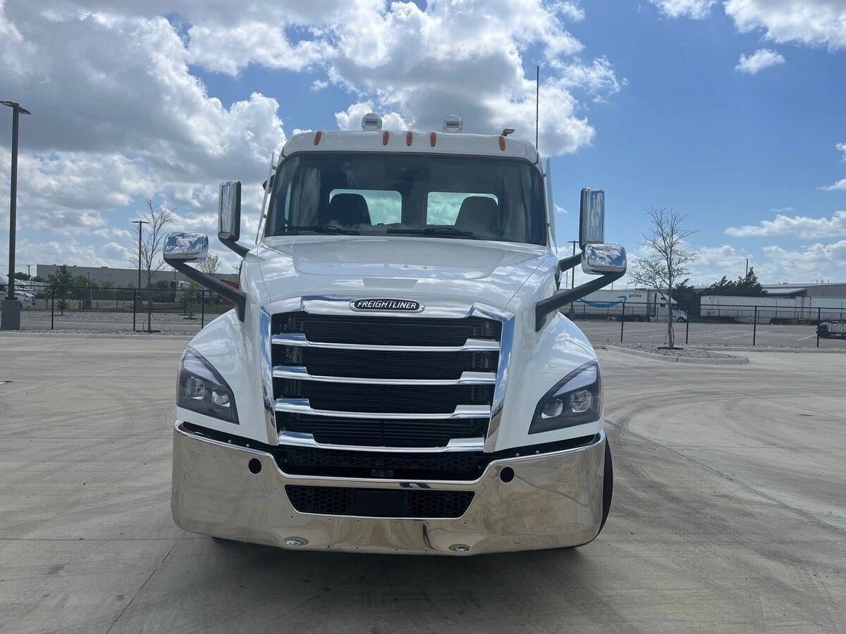 2027 Freightliner Cascadia - image 2