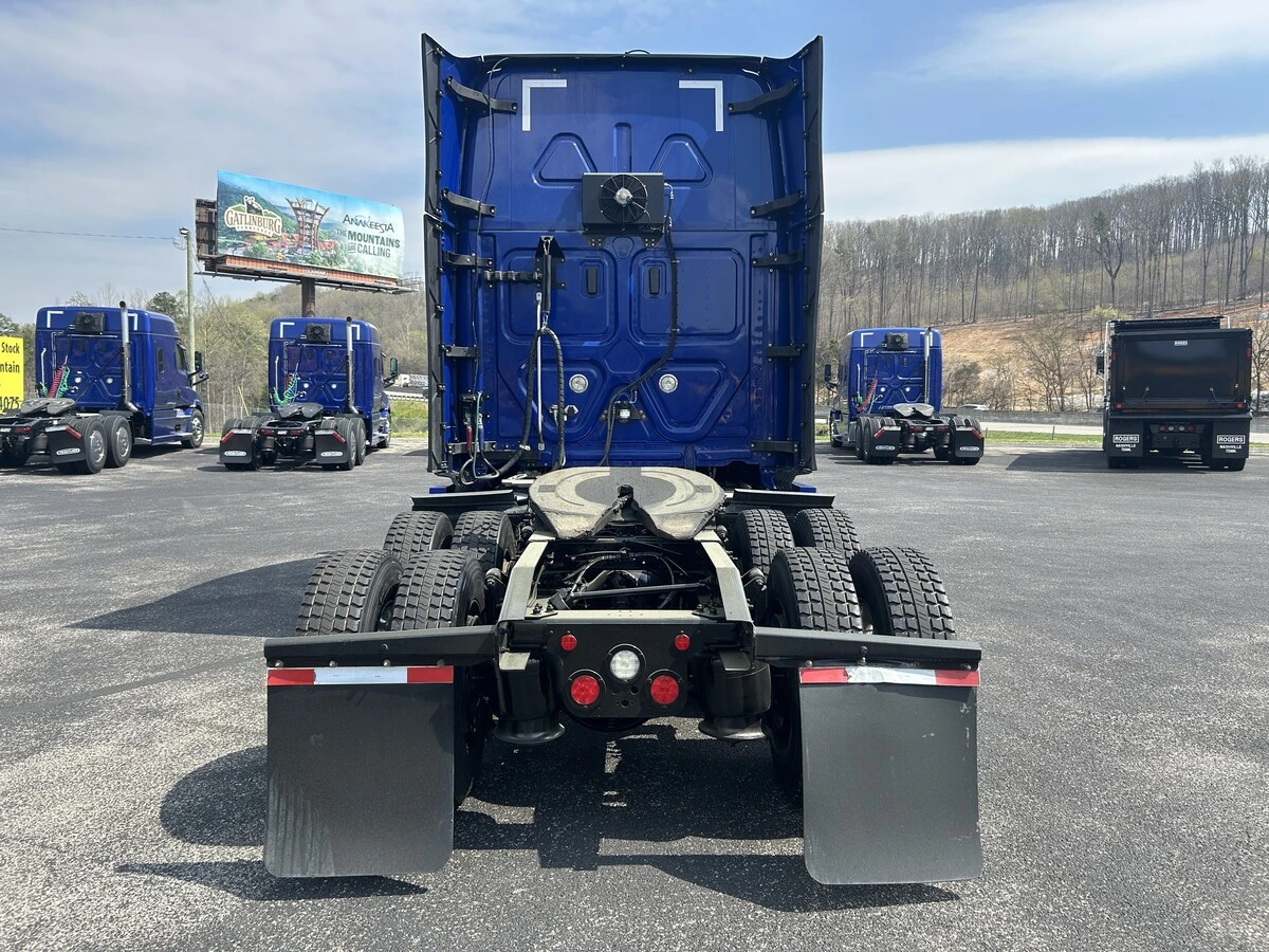 2022 Freightliner Cascadia - image 4